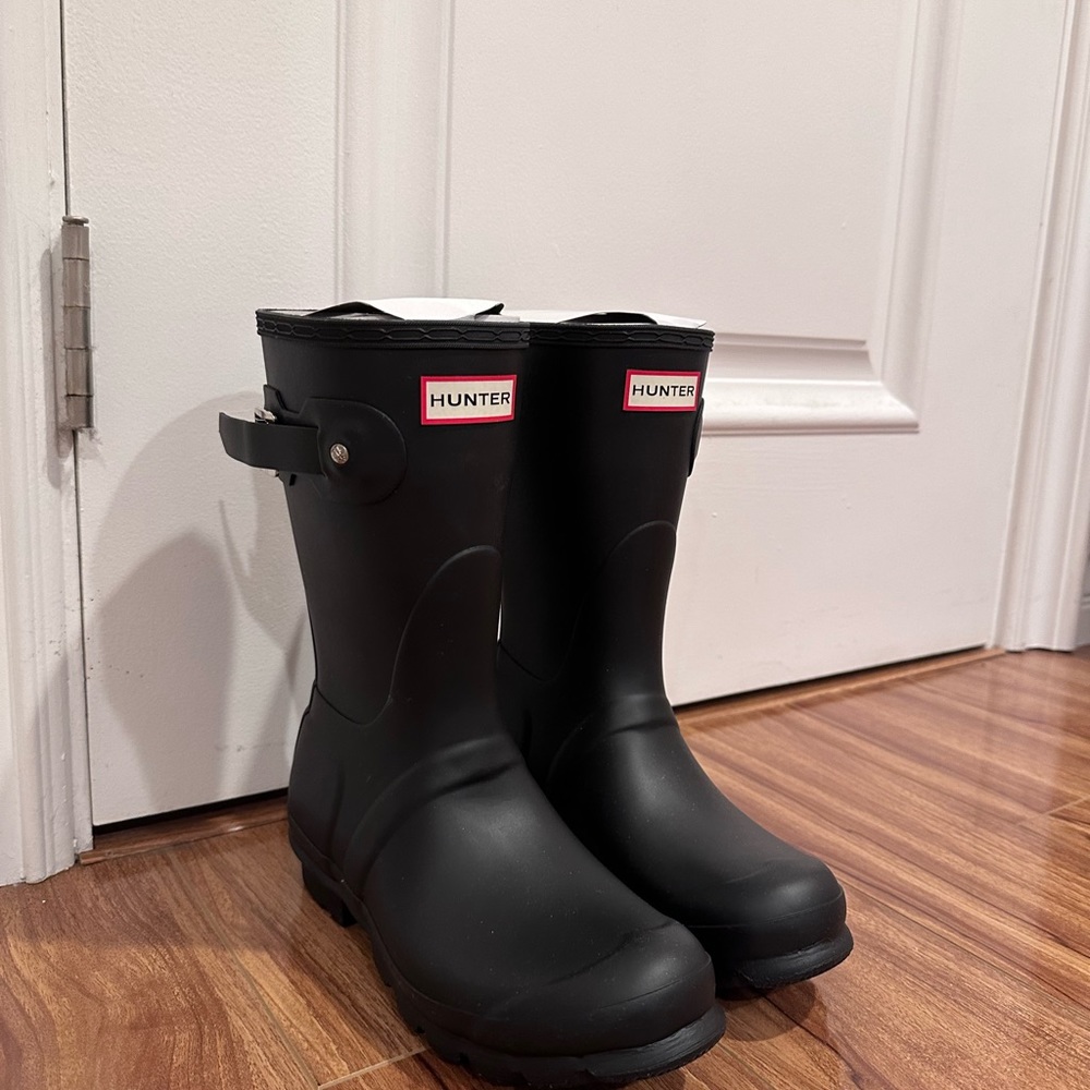 HUNTER WOMAN SHORT BLACKS (NIB)